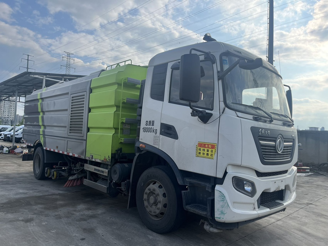 二手中聯16方洗掃車 2??年份：2021年5月 3??發動機：康機230馬力，國六 3??底盤配置：東風天錦底盤，六檔變速箱，5300軸距，275真空胎 4?